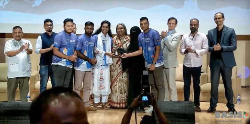 নাসা স্পেস অ্যাপস চ্যালেঞ্জ ২০২৩-এ চ্যাম্পিয়ন এবং ১ম রার্নারআপ এর ট্রফি পেল বরেন্দ্র বিশ্ববিদ্যালয়ের টিম