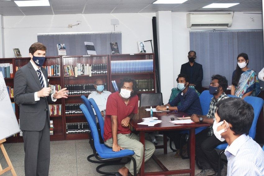 বরেন্দ্র বিশ্ববিদ্যালয়ে ‘আমেরিকান কর্নার রাজশাহী’ পরিদর্শন করলেন মার্কিন রাষ্ট্রদূত আর্ল রবার্ট মিলার