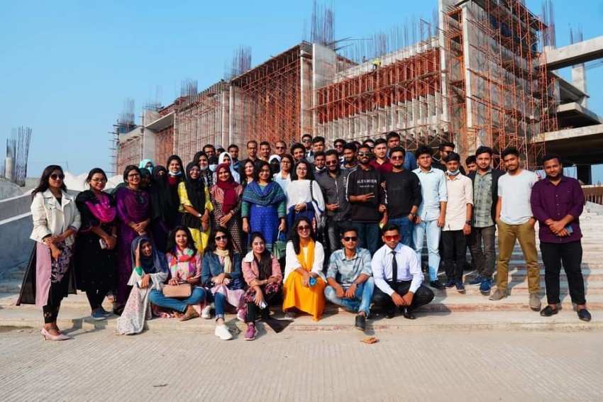 বরেন্দ্র বিশ্ববিদ্যালয়ের নির্মাণাধীন স্থায়ী ক্যাম্পাস পরিদর্শন করলেন আইন ও মানবাধিকার  বিভাগের ছাত্রছাত্রী ও শিক্ষকবৃন্দ
