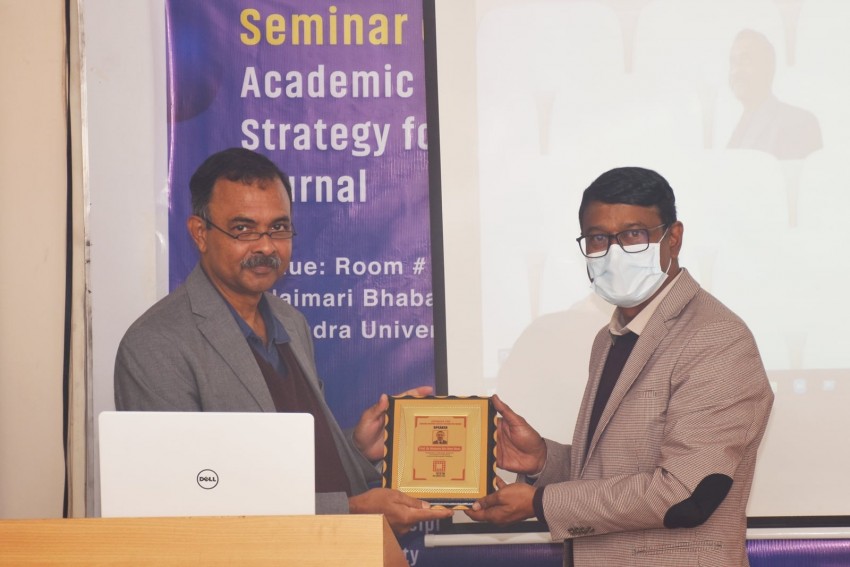 বরেন্দ্র বিশ্ববিদ্যালয়ে অ্যাকাডেমিক রাইটিং স্ট্র্যাটেজি ফর ইমপ্যাক্টেড জার্নাল শীর্ষক সেমিনার অনুষ্ঠিত