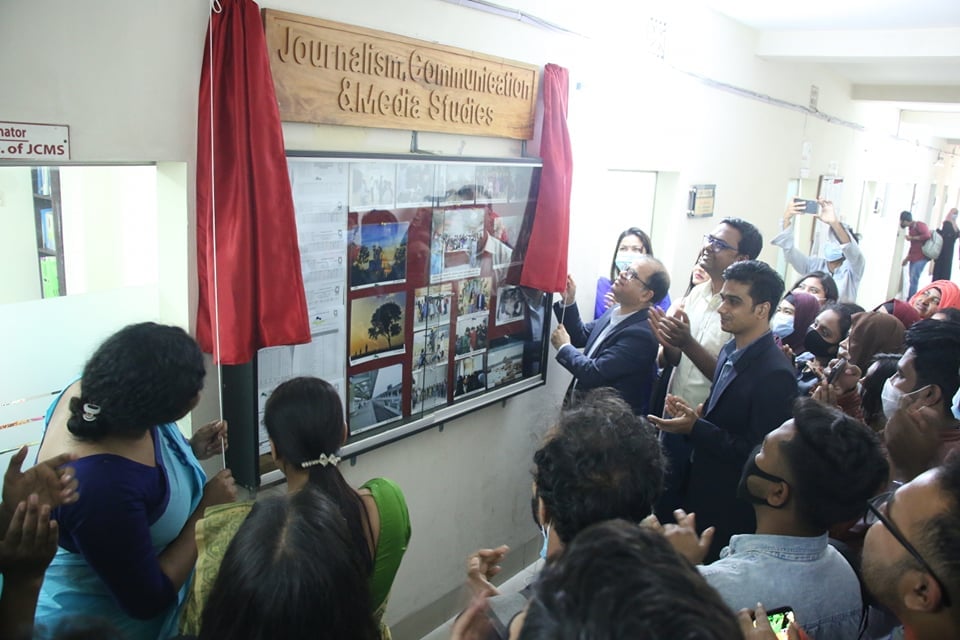 বরেন্দ্র বিশ্ববিদ্যালয়ের জার্নালিজম বিভাগের নামফলক উন্মোচন