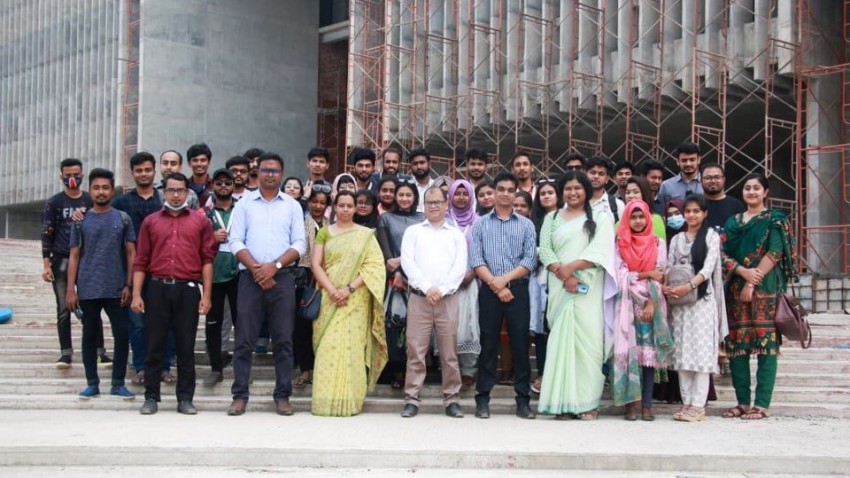 বরেন্দ্র বিশ্ববিদ্যালয়ের নির্মাণাধীন স্থায়ী ক্যাম্পাস পরিদর্শন করে অভিভূত জার্নালিজম বিভাগের শিক্ষার্থীবৃন্দ