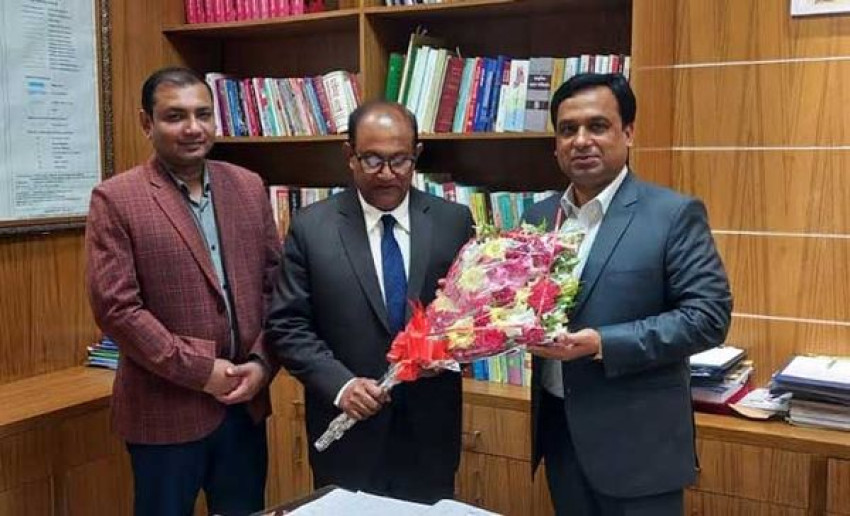 জেলা প্রশাসকের সাথে বরেন্দ্র বিশ্ববিদ্যালয়ের ভারপ্রাপ্ত উপাচার্যের সৌজন্য সাক্ষাৎ