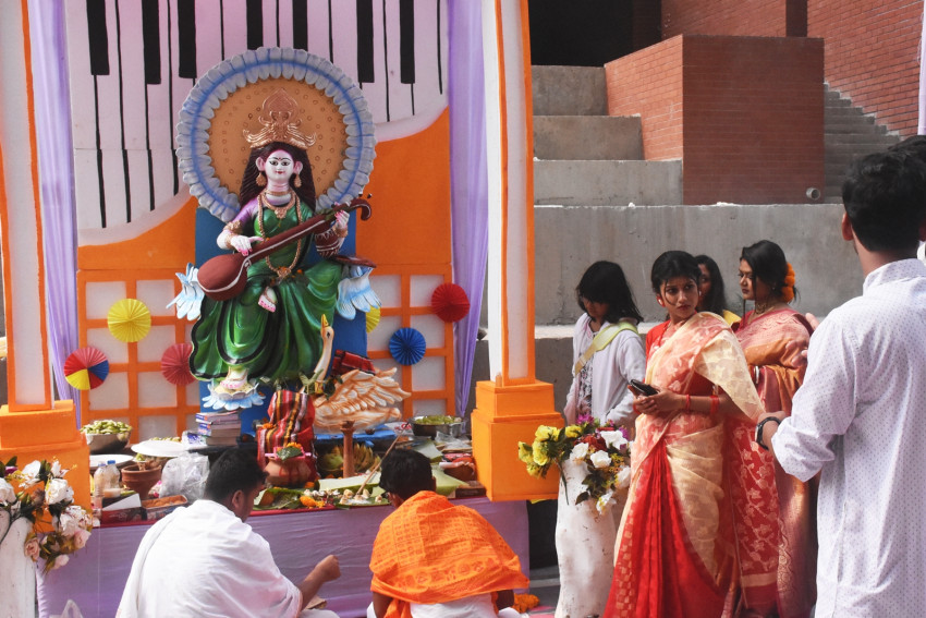 উৎসবমুখর পরিবেশে বরেন্দ্র বিশ্ববিদ্যালয়ে  বিদ্যাদেবী সরস্বতীর আরাধনা