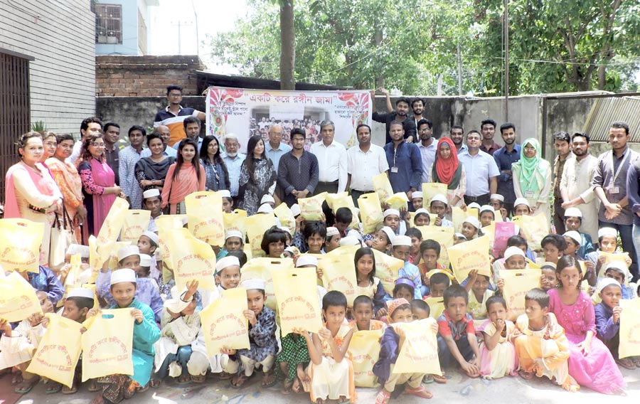 বরেন্দ্র বিশ্ববিদ্যালয়ের প্রথম আলো বন্ধুসভার উদ্যোগে ঈদ বস্ত্র বিতরণ