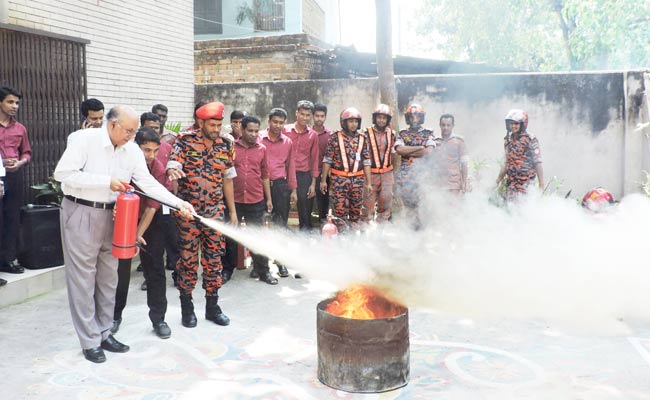 বরেন্দ্র বিশ্ববিদ্যালয়ে অগ্নি নির্বাপণ বিষয়ক প্রশিক্ষণ অনুষ্ঠিত