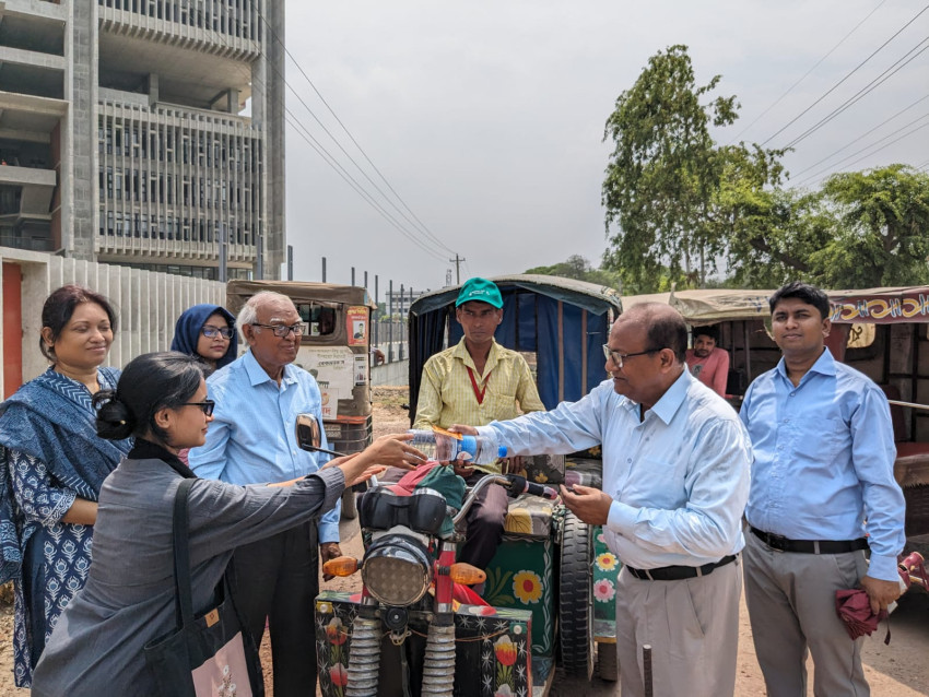 বরেন্দ্র বিশ্ববিদ্যালয়ের সমাজবিজ্ঞান বিভাগ এবং সমাজবিজ্ঞান ক্লাবের উদ্যোগে সাধারণ শ্রমজীবী মানুষের মধ্যে বিনামূল্যে ক্যাপ, বিশুদ্ধ খাবার পানি এবং খাবার স্যালাইন বিতরণ