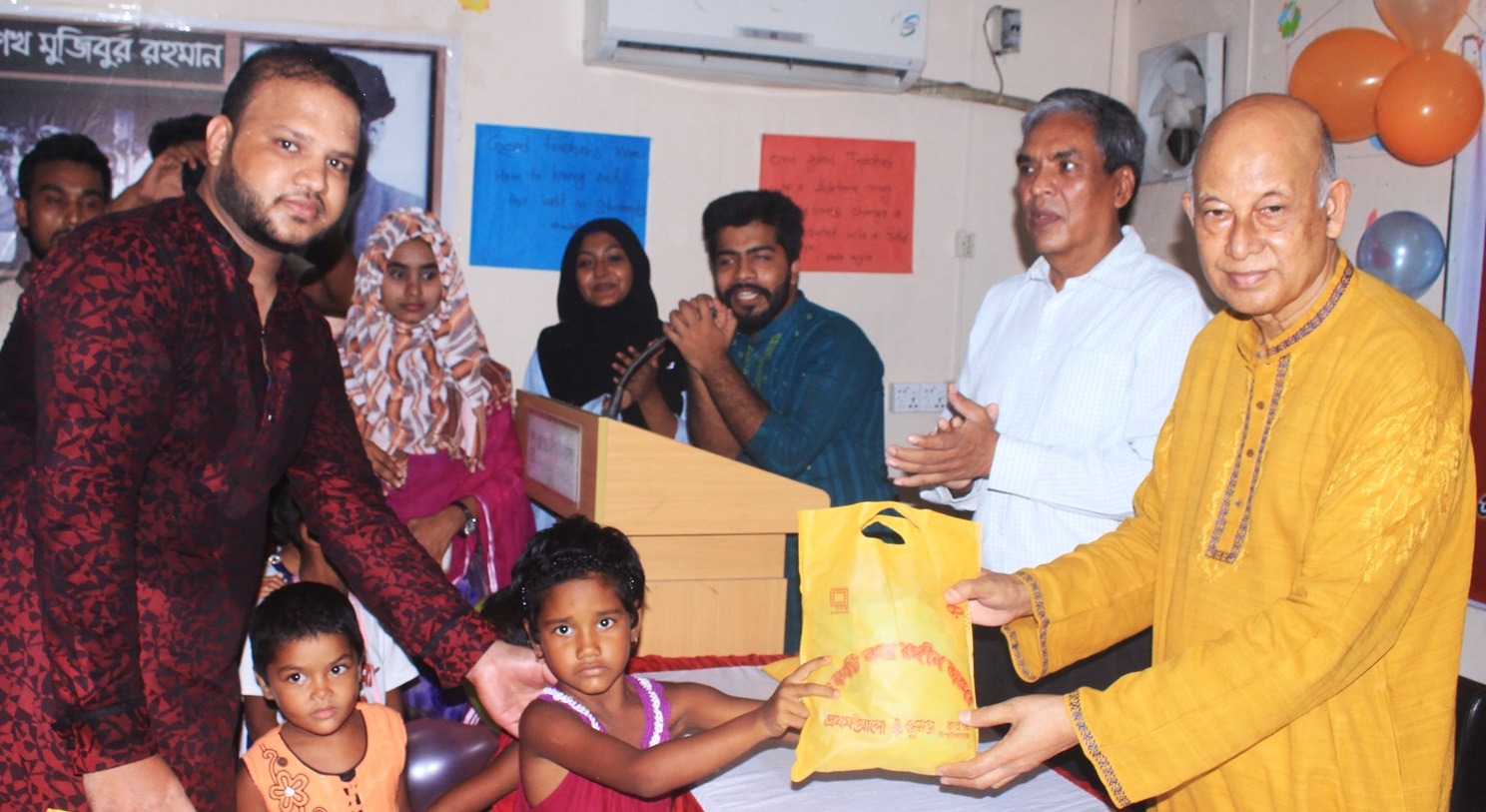 বরেন্দ্র বিশ্ববিদ্যালয়ের প্রথম আলো  বন্ধু সভার উদ্যোগে ইদবস্ত্র বিতরণ