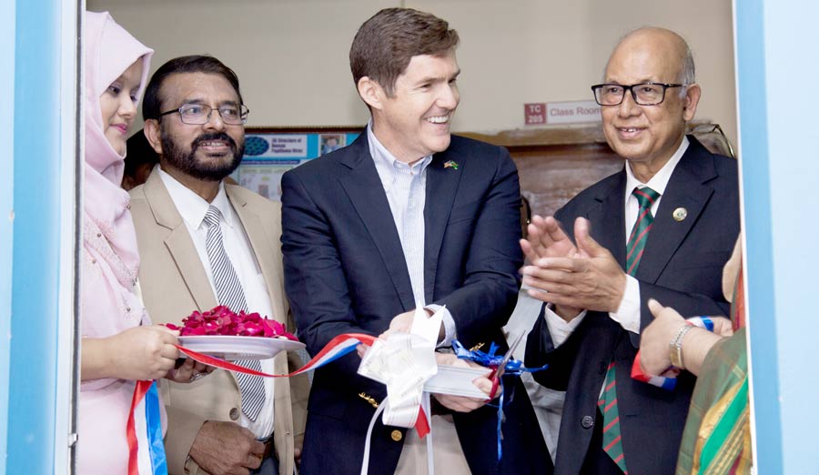 বরেন্দ্র বিশ্ববিদ্যালয়ে ‘আমেরিকান কর্নার রাজশাহী’র  উদ্বোধন করলেন মার্কিন রাষ্ট্রদূত আর্ল রবার্ট মিলার।