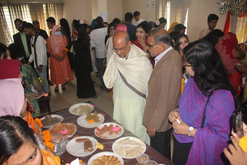 বরেন্দ্র বিশ্ববিদ্যালয়ের ইংরেজি বিভাগে আয়োজিত হলো পিঠা উৎসব-১৪৩০