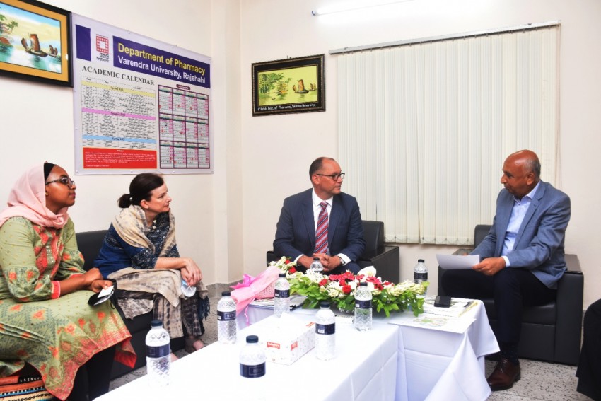 বরেন্দ্র বিশ্ববিদ্যালয়ে আমেরিকান কর্নার রাজশাহী  পরিদর্শন করলেন মার্কিন রাষ্ট্রদূত জনাব পিটার হাস্ 