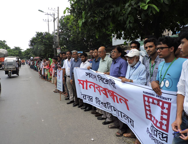 A human chain to protest terrorism