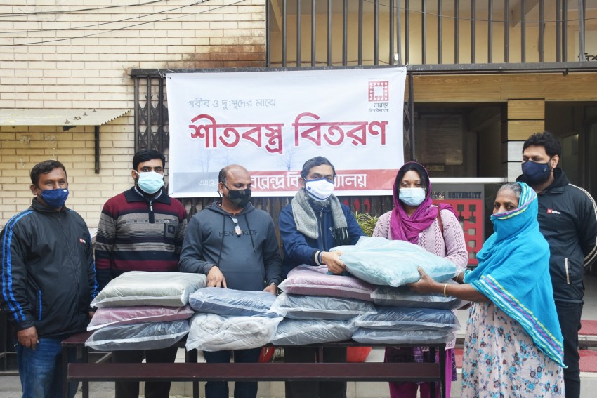 গরীব ও দুস্থদের মাঝে শীতবস্ত্র বিতরণ করলো বরেন্দ্র বিশ্ববিদ্যালয়