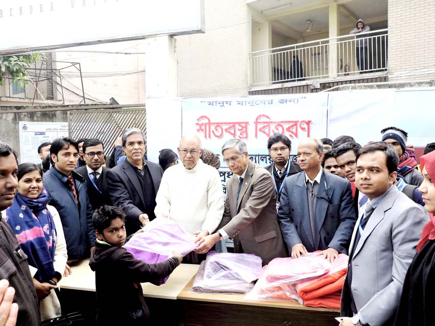 বরেন্দ্র বিশ্ববিদ্যালয়ের উদ্যোগে শীতার্তদের মাঝে শীতবস্ত্র বিতরণ 