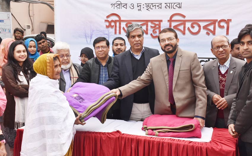 বরেন্দ্র বিশ্ববিদ্যালয়ের উদ্যোগে গরীব ও দুঃস্থ শীতার্তদের মাঝে শীতবস্ত্র বিতরণ